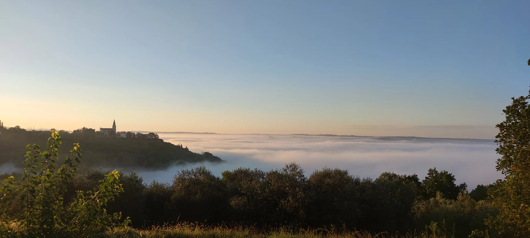 Jutarnji pogled na istarske brežuljke iz okolice imanja Gardoš